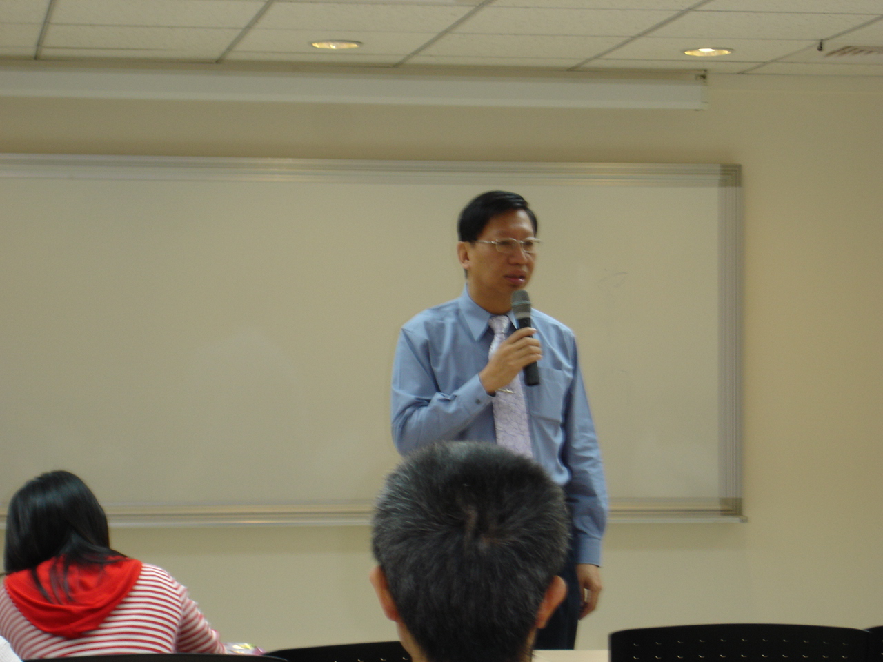 第一節課程由台北縣立醫院沈希哲院長為學們們帶來有關「養生之道」的課程