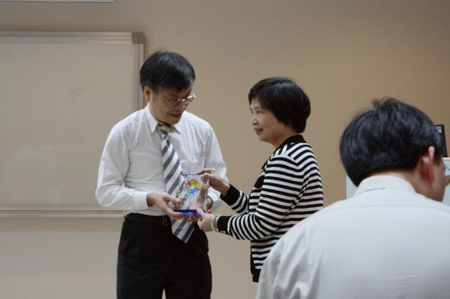古博仁理事長頒贈獎盃，感謝台北縣立醫師的支持