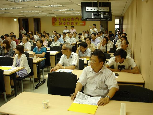 台北縣的藥師、藥劑生們十分注重本次所舉辦的健保局座談會，會場座無虛席