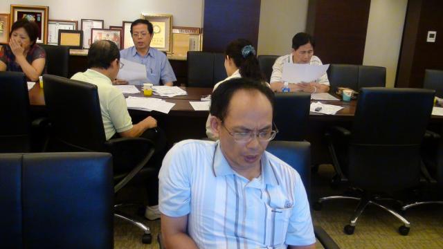 吳富祥副主任委員認真的哼唱著老師教導的歌曲