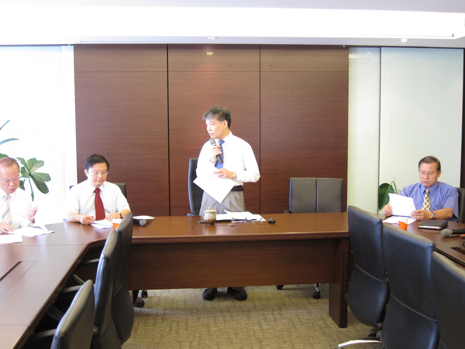 99年10月14日99年度第八次理監事會議於台北縣藥師公會會館會議室舉行