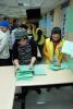 依分區指派選務人員檢查選票是否為有效票（圖為第四選區）
