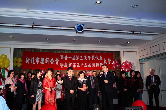 中華民國藥師公會全國聯合會連瑞猛前理事長介紹台灣藥師合唱團的由來，並感謝全體成員的付出與努力