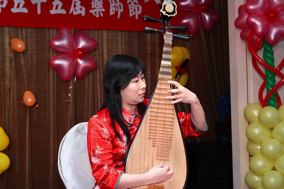 吳舜華音樂老師上台進行琵琶演奏