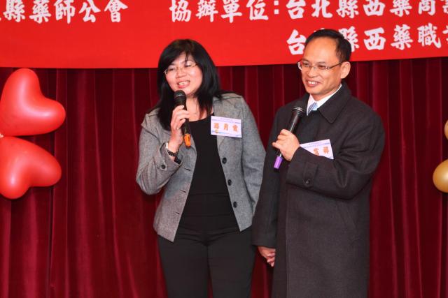 游月霞理事（圖左）與吳富祥副主任委員（圖右）共同演唱歌曲「石敢當」