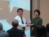 黃雋恩常務理事頒發獎盃感謝李青蓉營養師，讓會員們能充實營養相關專業知識