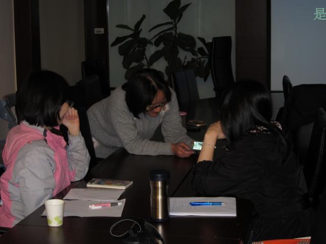 吳明慧副主任委員開心的展示自己拍攝的成果供學員們觀看