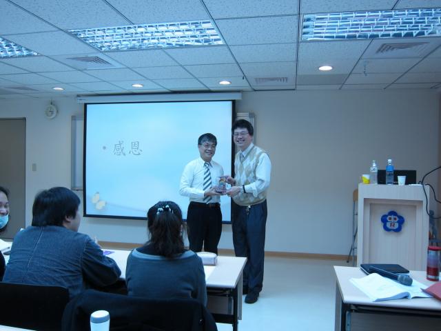 古博仁理事長頒發獎盃感謝陳英仁醫仁，為學員們準備了如此精采且重要的授課內容