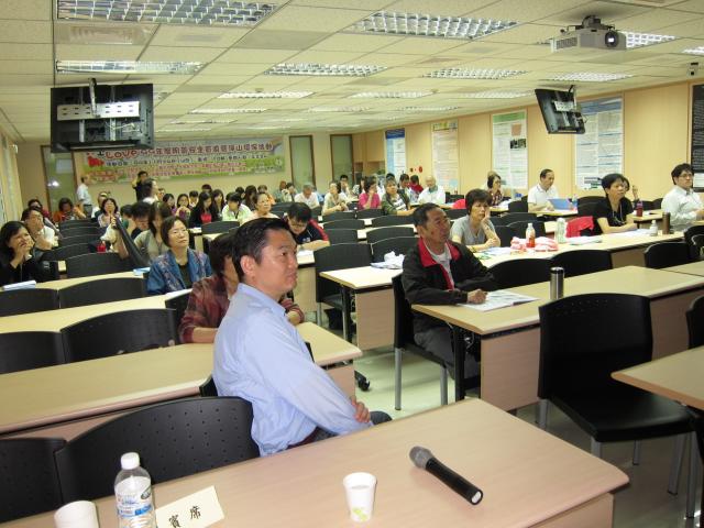 黃雋恩常務理事於課程開始前先抵達公會主持本日的持續教育課程