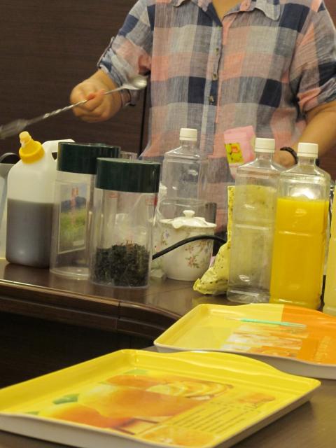 本次課程詹惠淇老師教導學員們泡製「泡沫紅茶、泡沫綠茶、冰東方美人、冰碳焙烏龍、冰烏龍茶」等各種茶飲