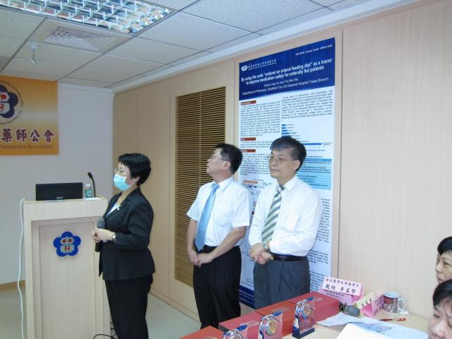 古博仁理事長及黃雋恩常務理事在課程上與學員們互動