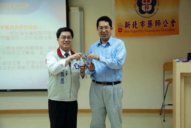 黃雋恩常務理事頒贈感謝獎牌予溫大慶醫師，感謝溫醫師的用心及付出，讓學員們獲益良多