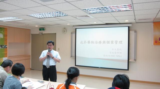 黃雋恩常務理事關心會員們的執業狀況，並叮嚀應注意的事項