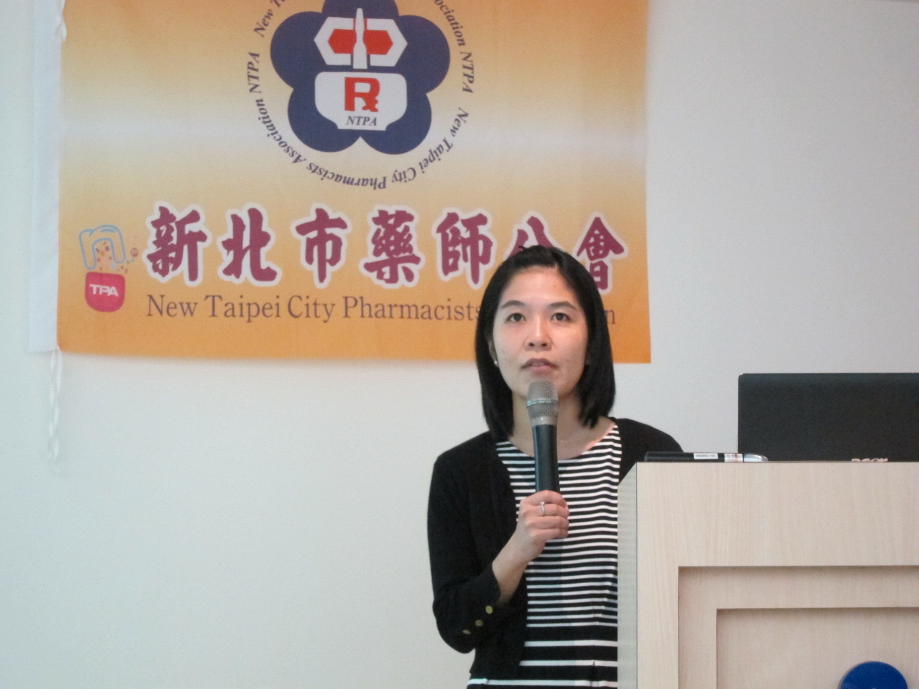 第四、五節課邀請台北榮總精神部主治醫師蔡佳芬醫師進行演講，演講的主題為「老年人的睡眠障礙」