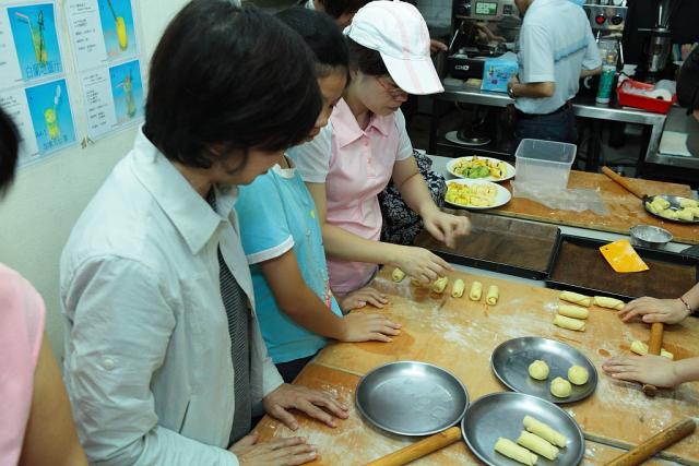 學員們同心協助共同製作蛋黃酥外皮