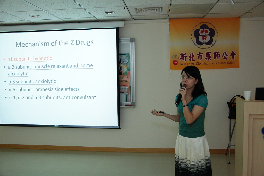 本次教育訓練課程邀請到亞東紀念醫院精神科江惠綾醫師進行演講，演講的主題為「如何協助安眠藥成癮者」