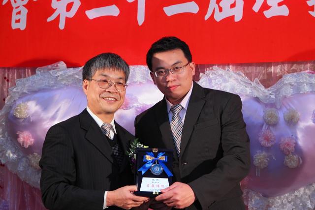 古博仁理事長頒發獎牌予林志成工程師，感謝林工程師的辛勞