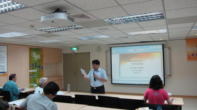 郭耀文主任委員於課程結束後問候會員們，幫助有問題的會員們與講師進行互動