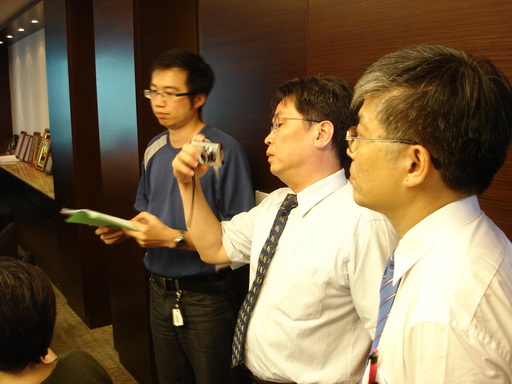 古博仁理事長（圖右）、黃雋恩常務理事（圖中）與邱振源主任委員（圖左）專注的看著投影片的內容