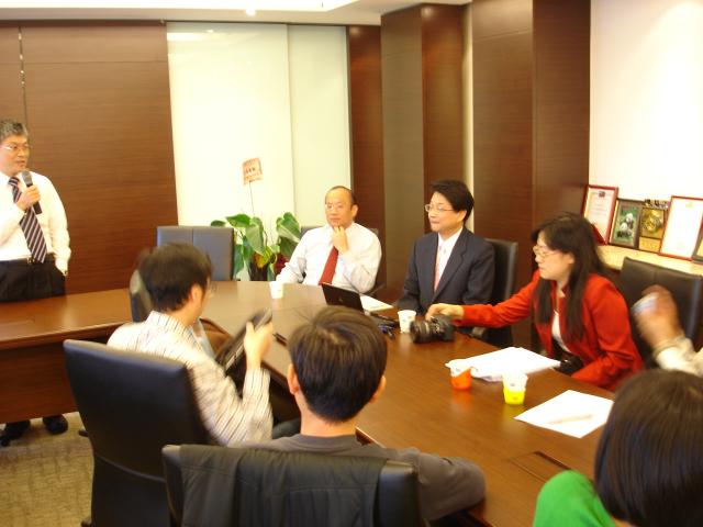 全聯會李錦炯常務理事、林其宏主任為大家講解目前二維條碼運作的情況