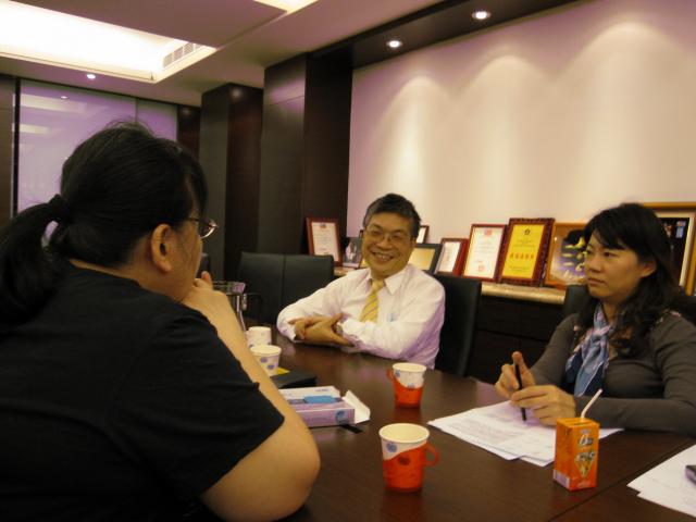 古博仁理事長和陳雅德理事就用藥小手冊製作的用意與全聯會郭姿均主任說明
