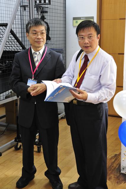 古博仁理事長和陳昭元常務理事提早至會場分派各項工作